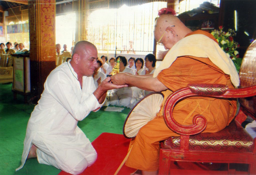 איתמר ניומן ואג'אן טונג בתאילנד